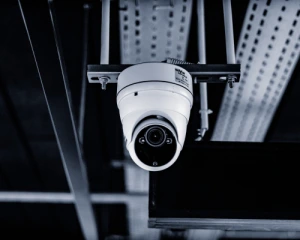 Відеоспостереження за працівником на робочому місці: між істерією та реальністю