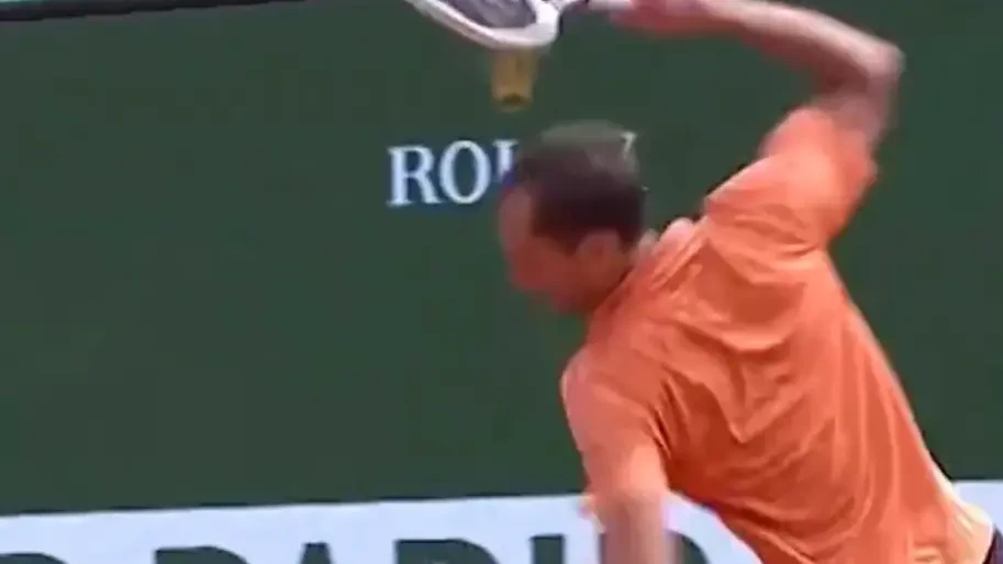 Російського тенісиста оштрафували за неспортивну поведінку після розгромного програшу у Франції